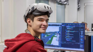 Opiskelija Kyrylo Koziura suunnittelemassa virtuaalipeliä.